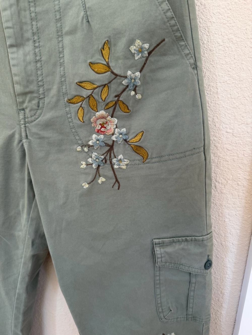 Sundance Olive Embroidered Cargo Pants. Size 6. EUC - Picture 4 of 7